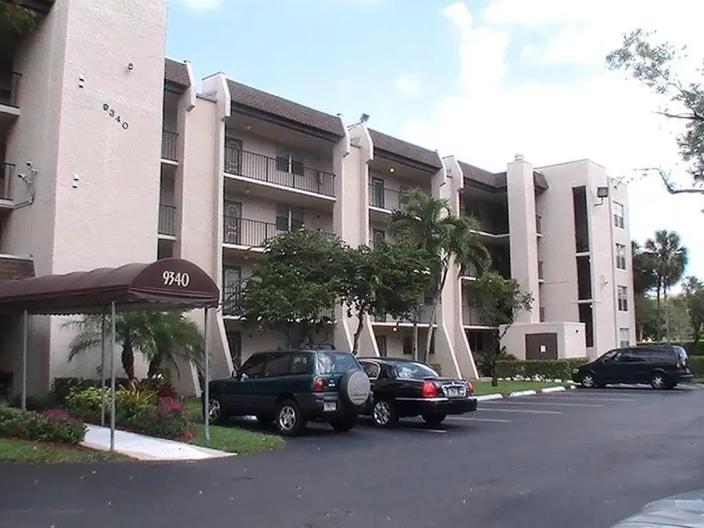 9340 Lagoon Place Davie FL 33324
