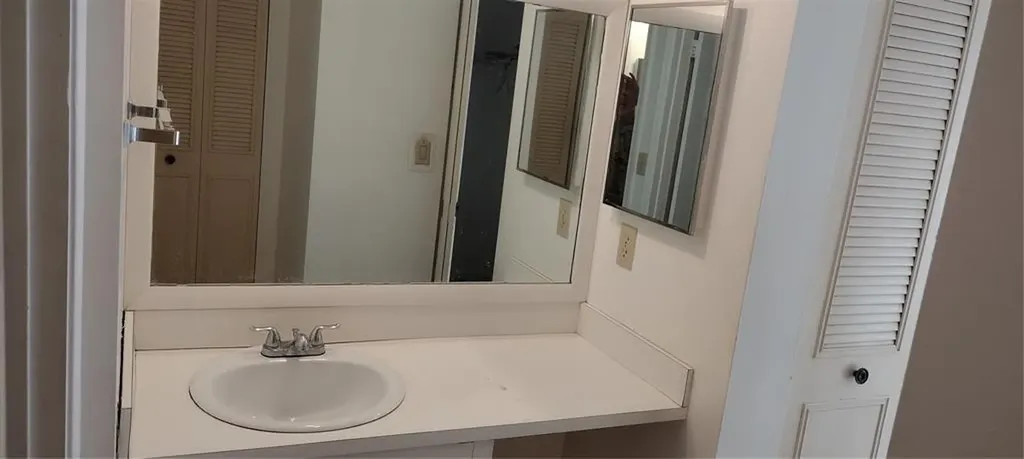 9340 Lagoon Place Davie FL 33324