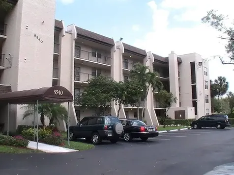 9340 Lagoon Place Davie FL 33324