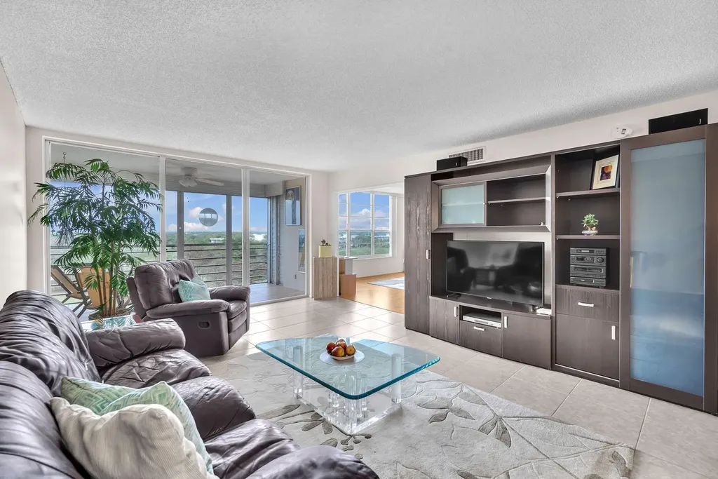 605 Oaks Drive Pompano Beach FL 33069