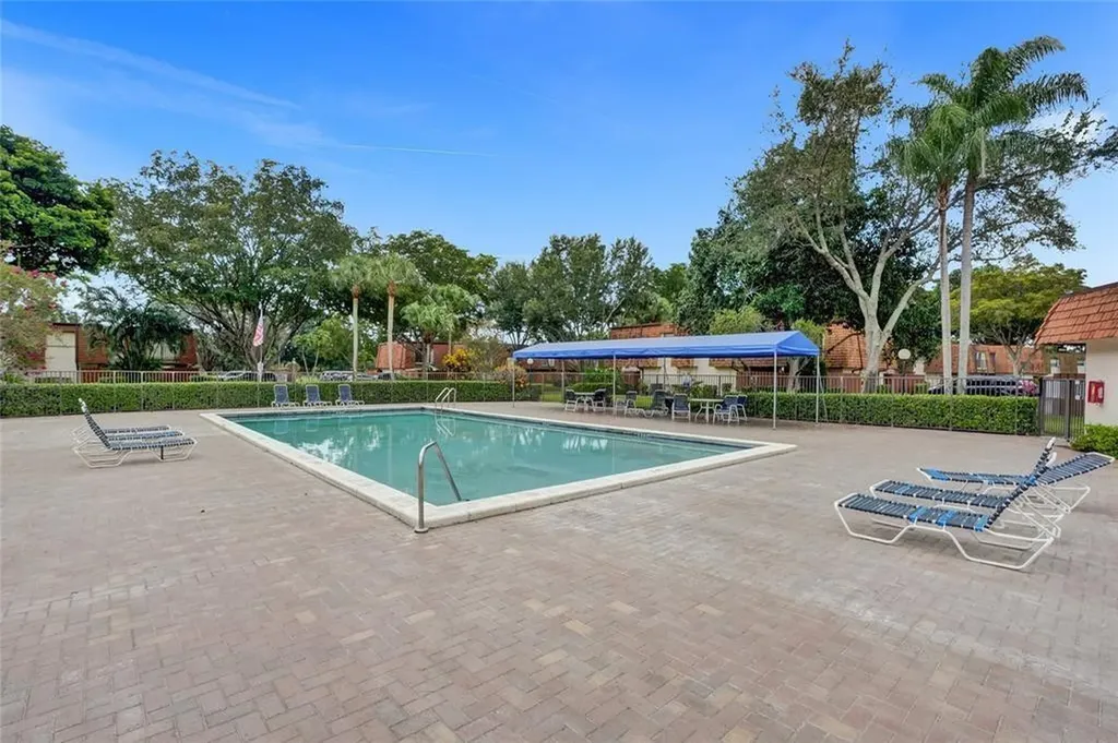 8900 SW 20th Place Davie FL 33324