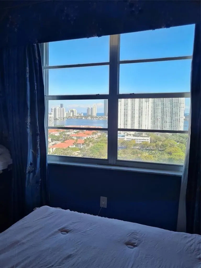 2851 NE 183 Aventura FL 33160