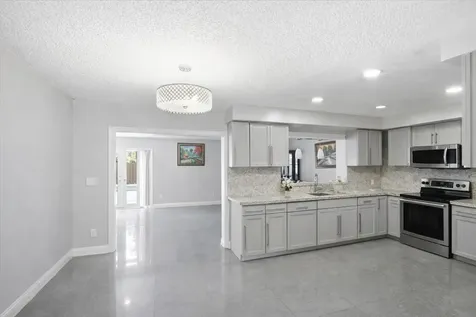 640 SW 68th Terrace Pembroke Pines FL 33023
