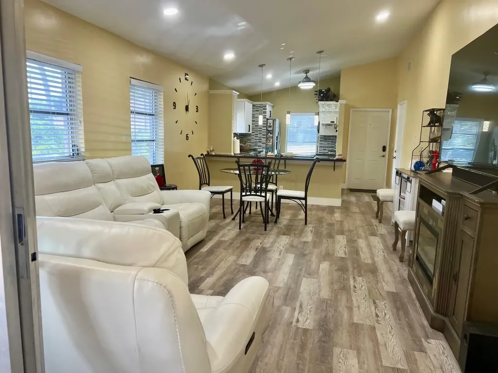 8053 Springtree Road Boca Raton FL 33496