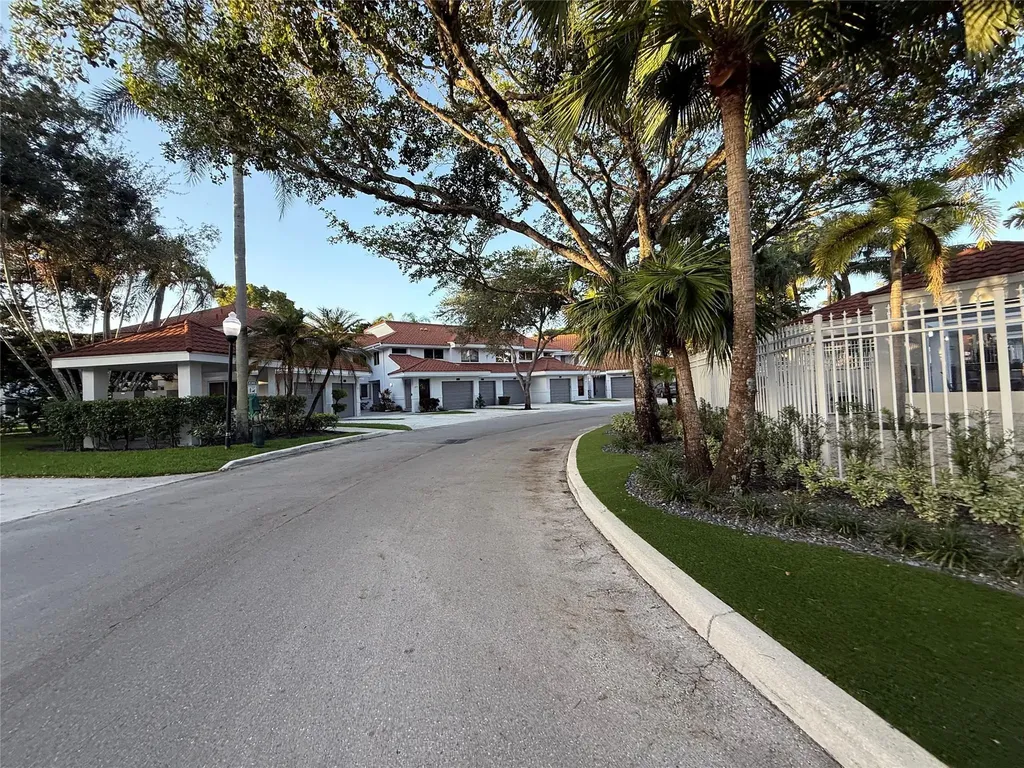 9237 9th Place Plantation FL 33324