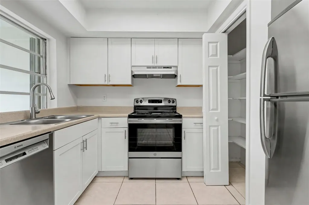 6821-6825 NW 11th Place Plantation FL 33317