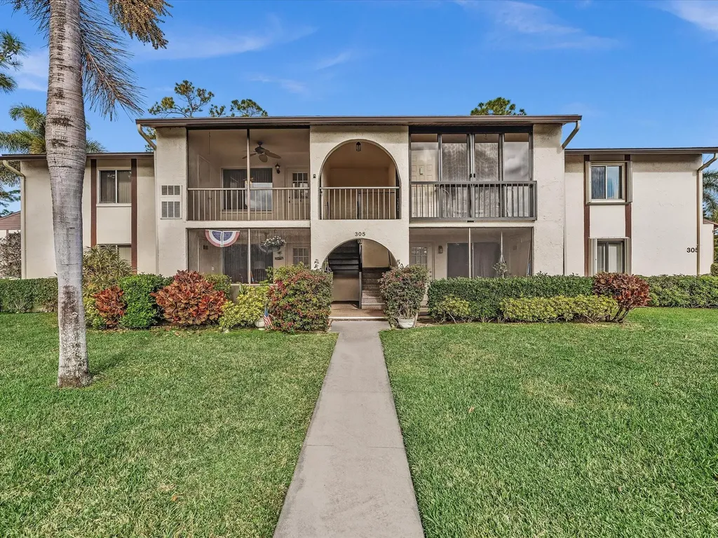 305 Knotty Pine Circle Greenacres FL 33463