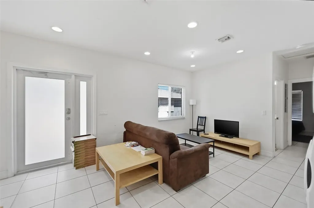 911 NE 12th Avenue Pompano Beach FL 33060