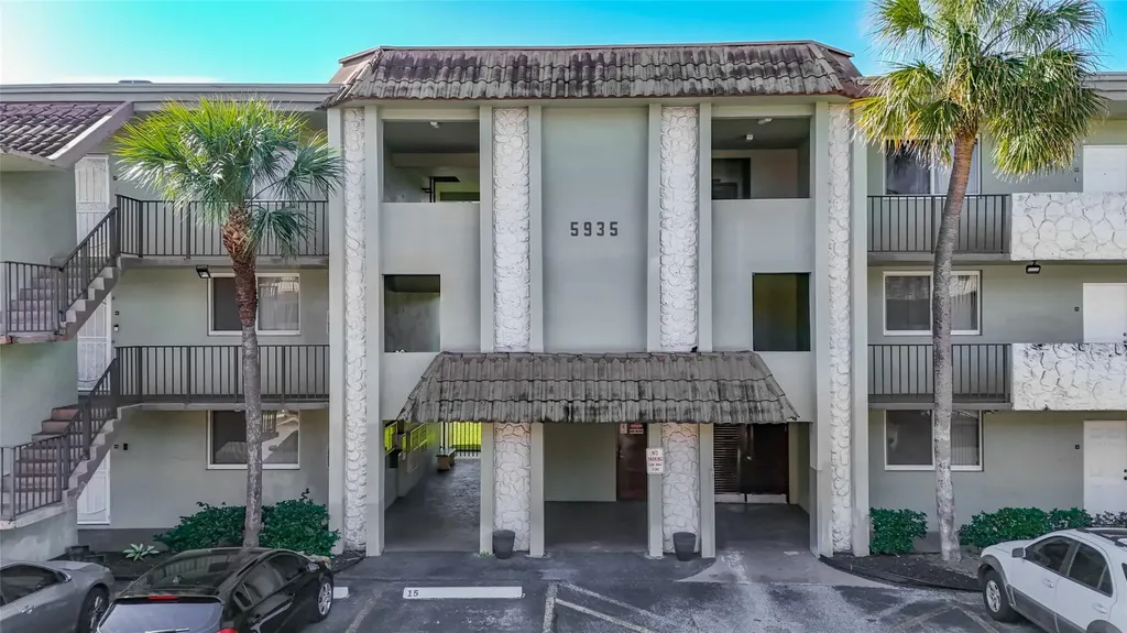 5935 Del Lago Circle Sunrise FL 33313