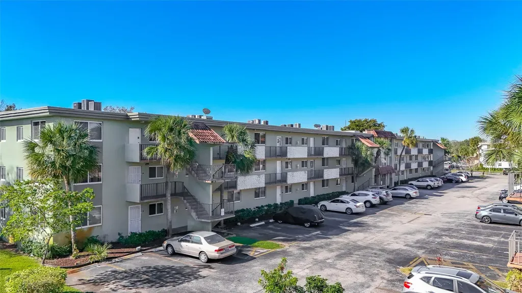 5935 Del Lago Circle Sunrise FL 33313