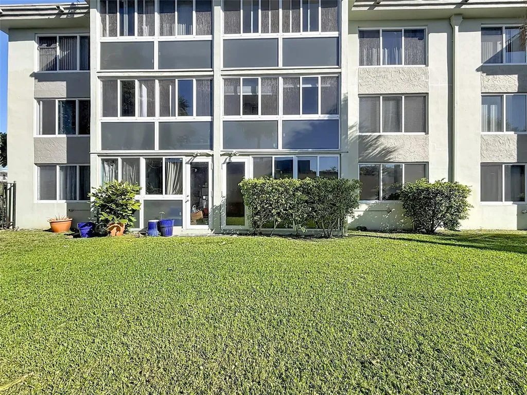5935 Del Lago Circle Sunrise FL 33313