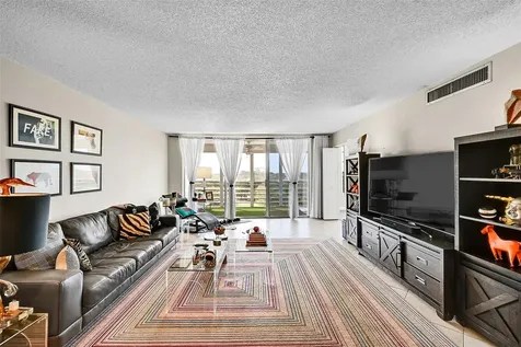 605 Oaks Drive Pompano Beach FL 33069