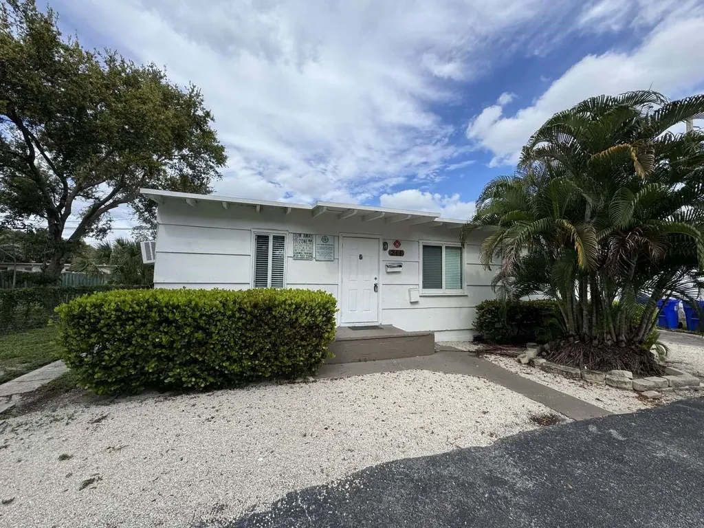 211 SW 2nd Court Pompano Beach FL 33060