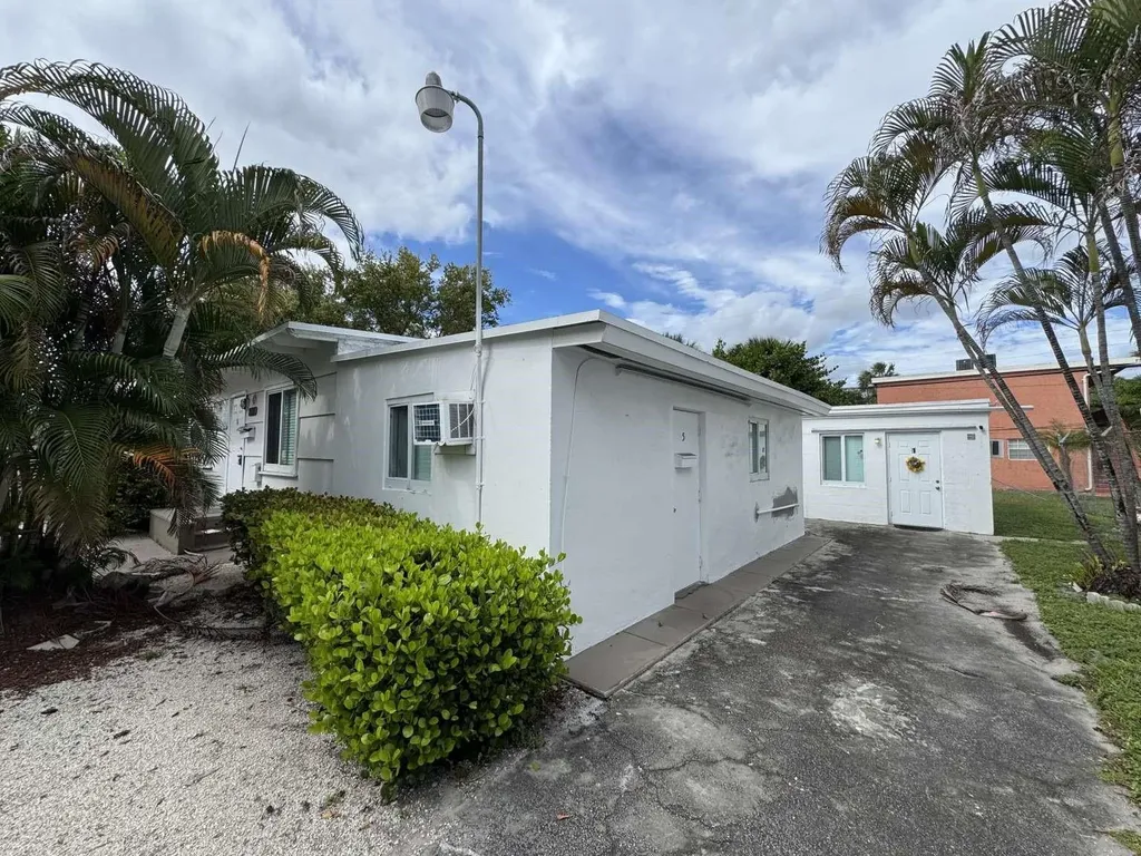 211 SW 2nd Court Pompano Beach FL 33060