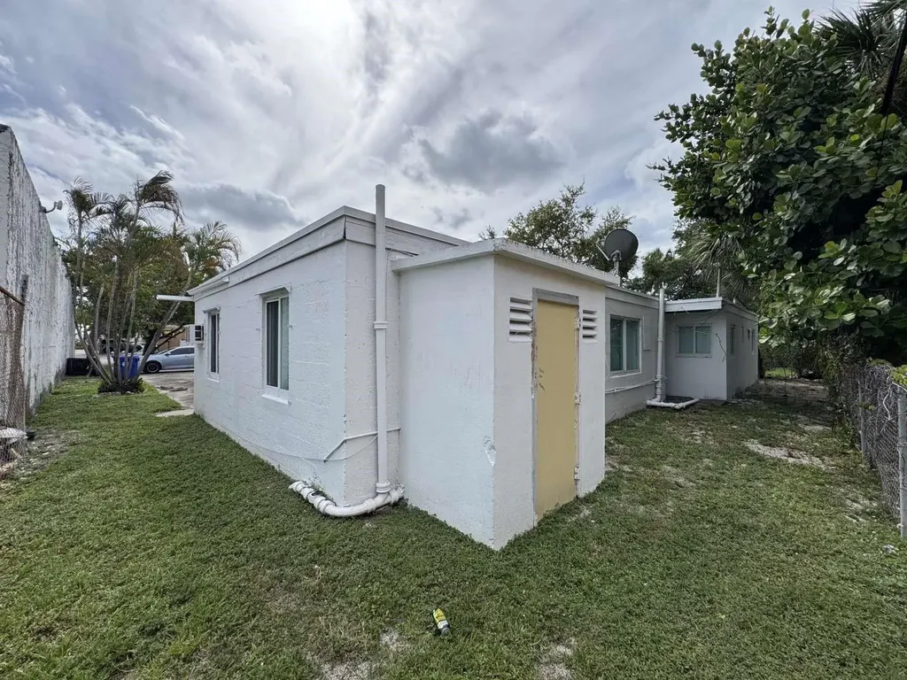 211 SW 2nd Court Pompano Beach FL 33060