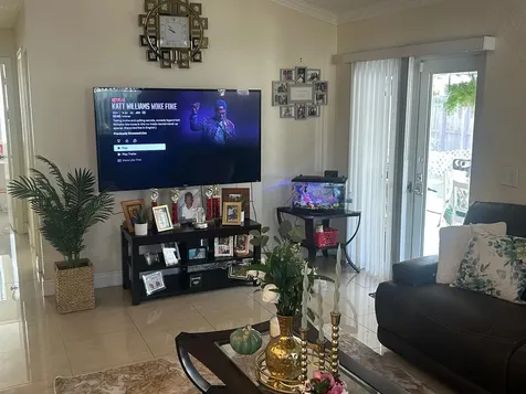 1281 SW 85th Avenue Pembroke Pines FL 33025