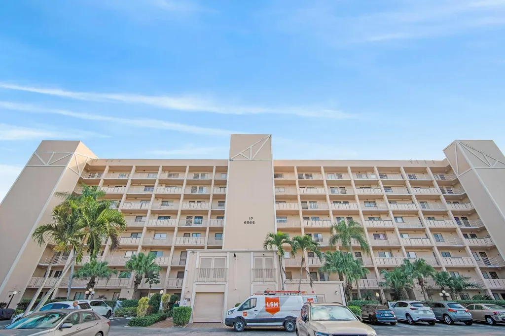 6866 Huntington Lane Delray Beach FL 33446