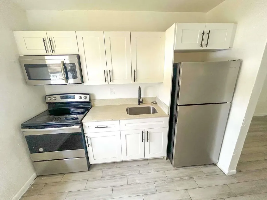 1261 NW 59th Street Miami FL 33142