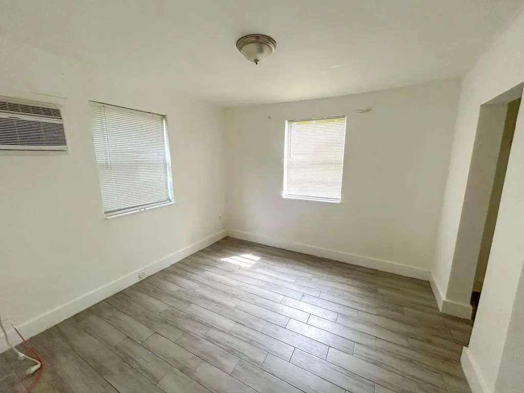 1261 NW 59th Street Miami FL 33142