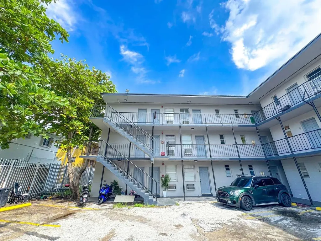 1261 NW 59th Street Miami FL 33142