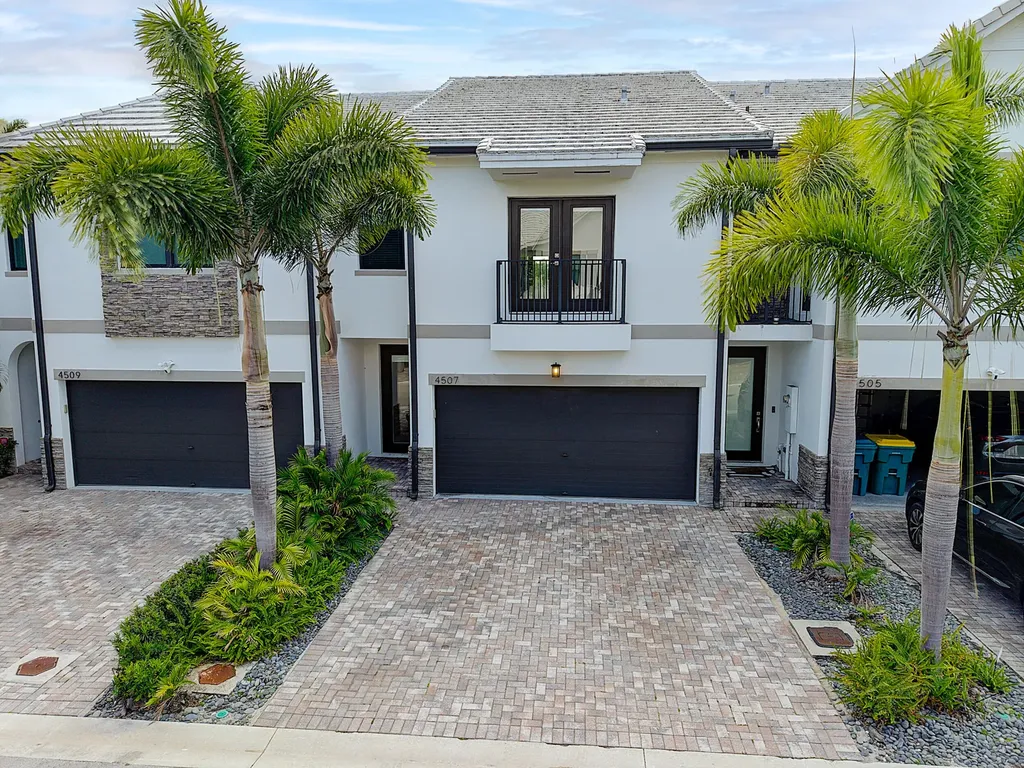 4507 E Aqua Bella Lane Fort Lauderdale FL 33312