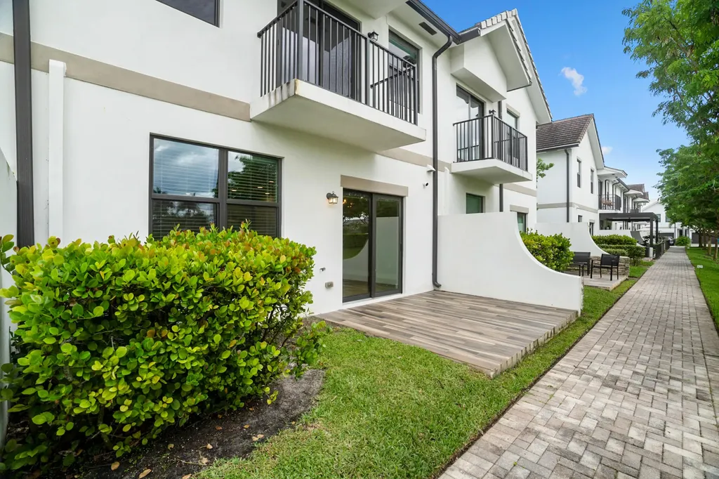 4507 E Aqua Bella Lane Fort Lauderdale FL 33312