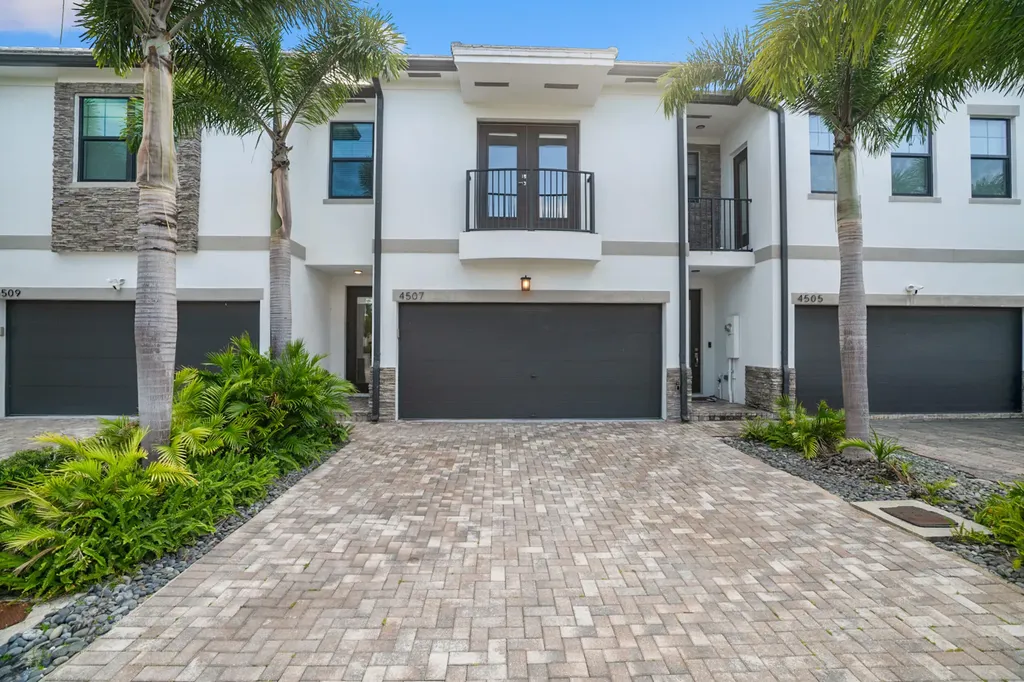 4507 E Aqua Bella Lane Fort Lauderdale FL 33312