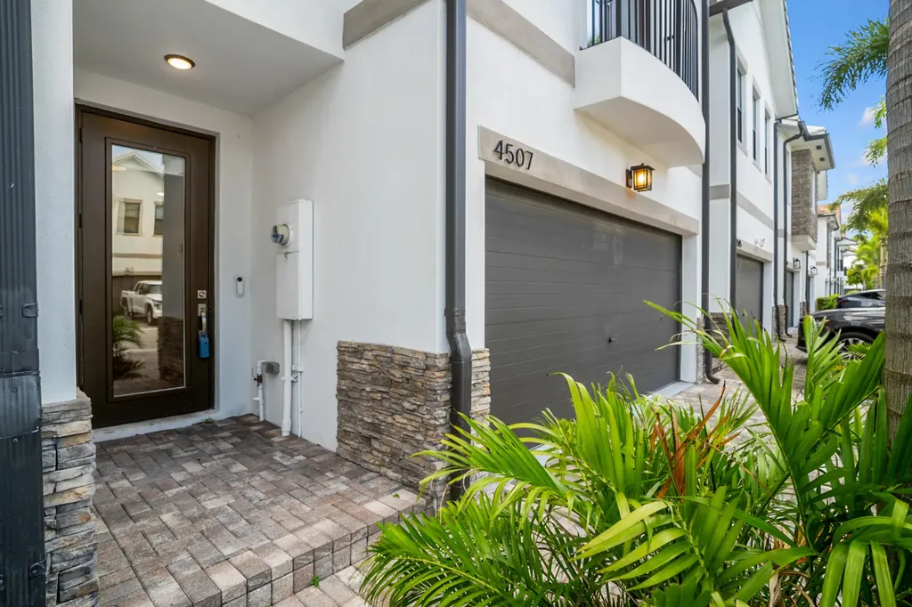 4507 E Aqua Bella Lane Fort Lauderdale FL 33312