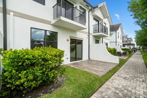4507 E Aqua Bella Lane Fort Lauderdale FL 33312