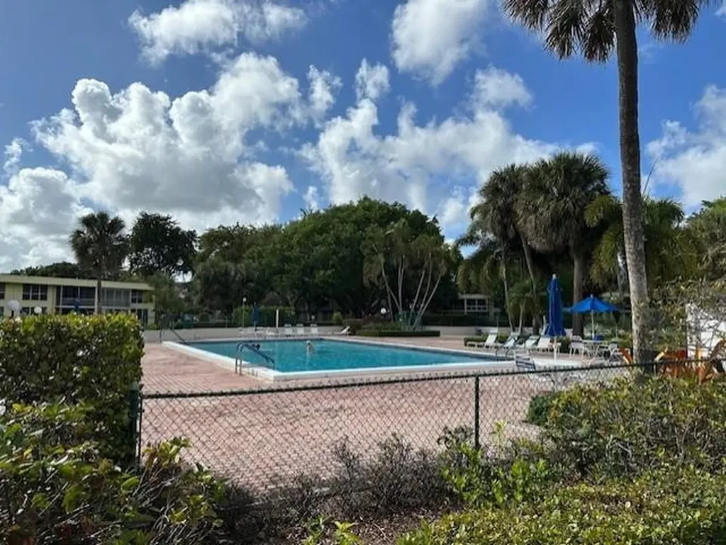 575 Oaks Lane Pompano Beach FL 33069