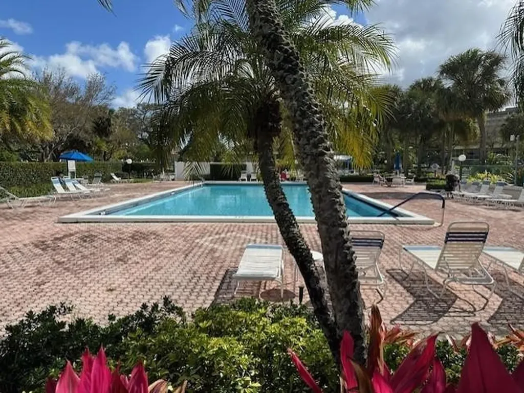 575 Oaks Lane Pompano Beach FL 33069