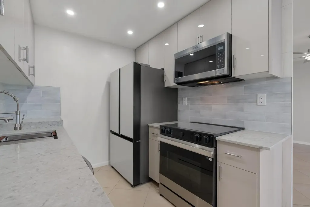 3038 Cornwall B Boca Raton FL 33434