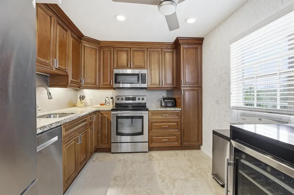 3850 Oaks Clubhouse Drive Pompano Beach FL 33069