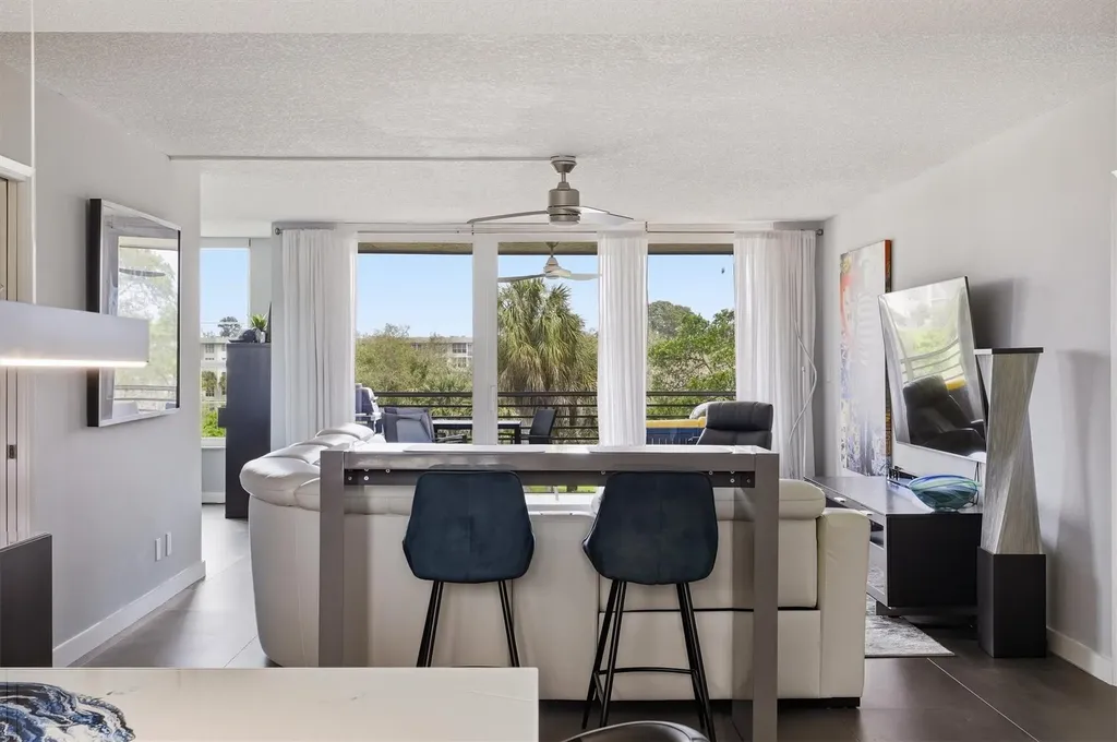 3850 Oaks Clubhouse Drive Pompano Beach FL 33069
