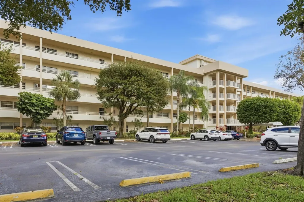 3850 Oaks Clubhouse Drive Pompano Beach FL 33069