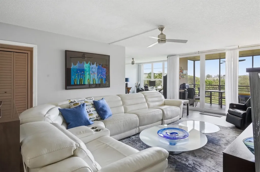 3850 Oaks Clubhouse Drive Pompano Beach FL 33069
