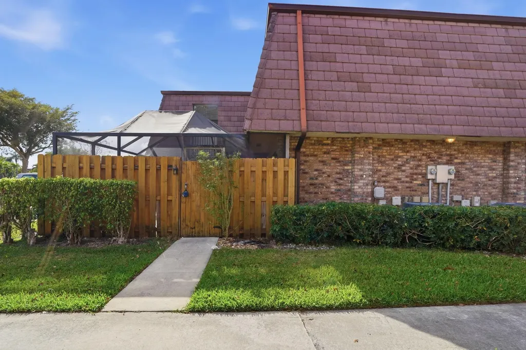 7600 Courtyard Run Boca Raton FL 33433