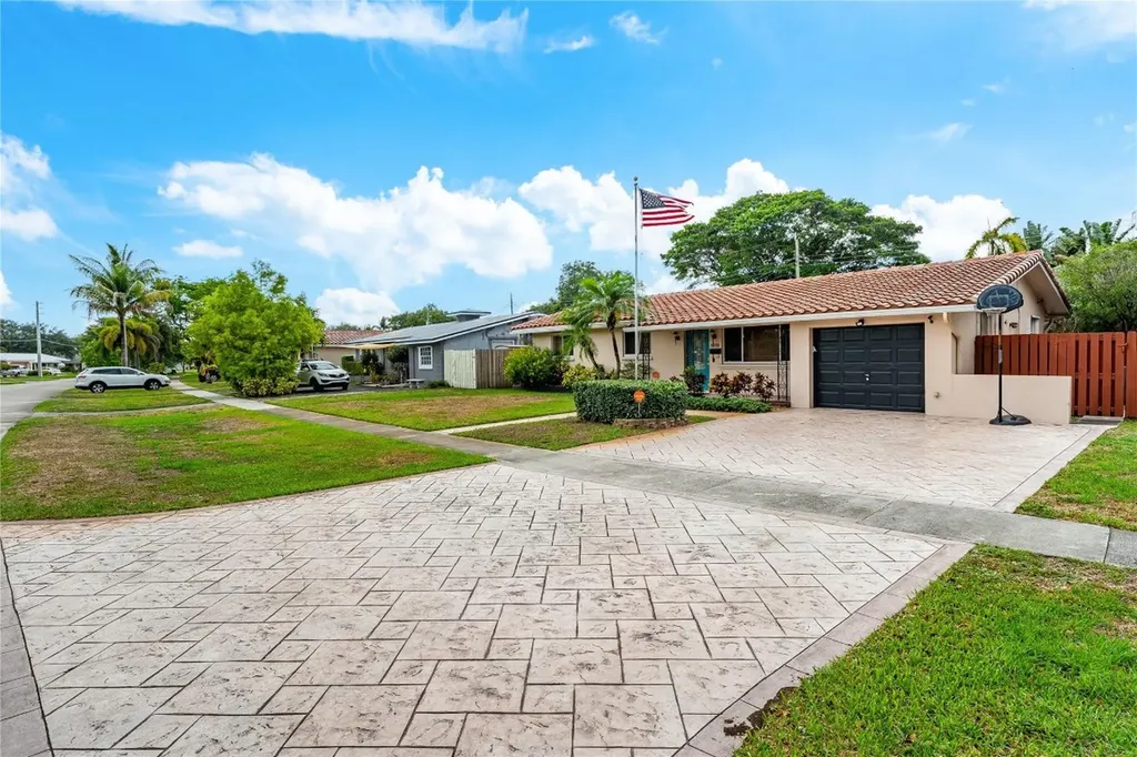 1512 E Hawthorne Circle Hollywood FL 33021
