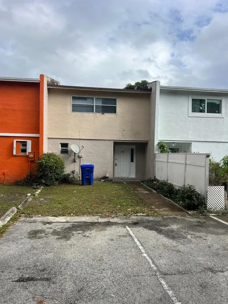 950 SW 74th Avenue North Lauderdale FL 33068