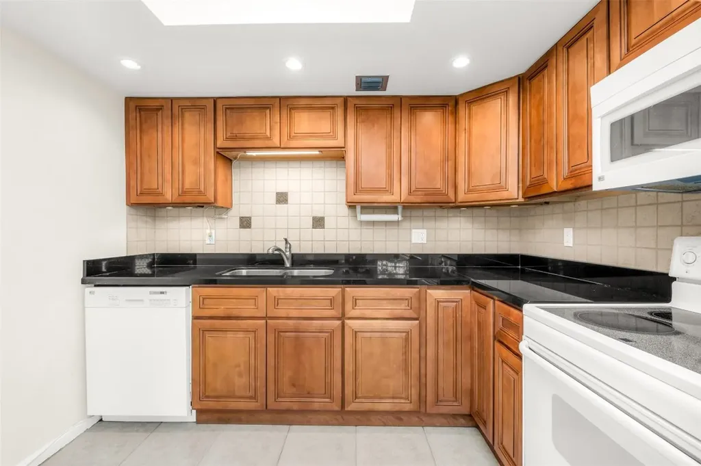 2069 Oakridge F Deerfield Beach FL 33442