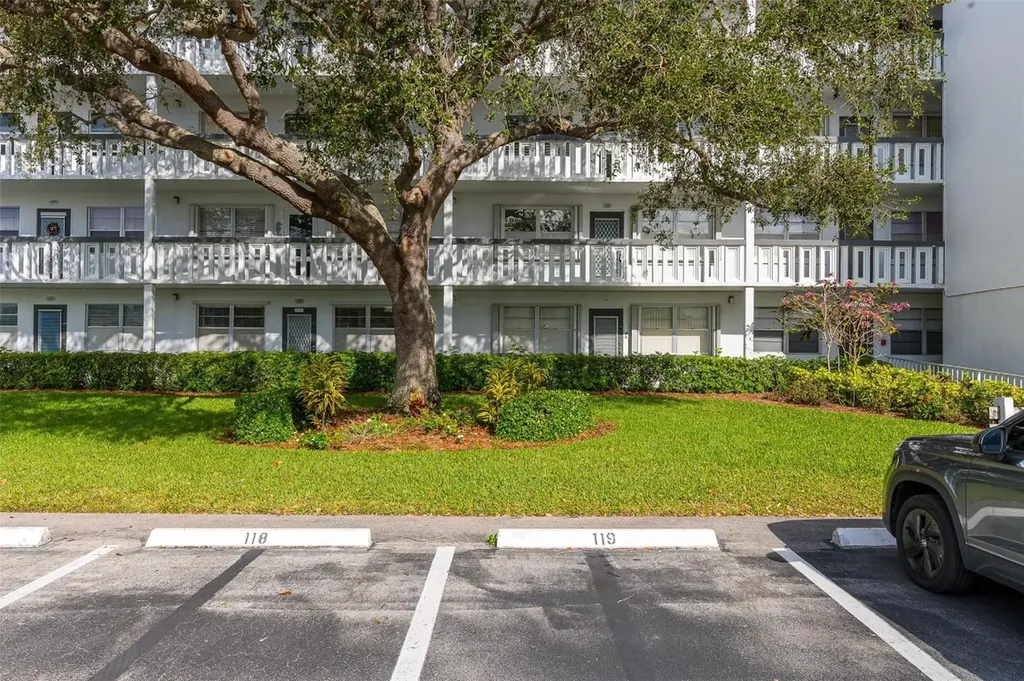2069 Oakridge F Deerfield Beach FL 33442