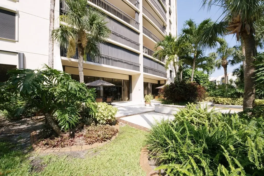 2480 Presidential Way West Palm Beach FL 33401