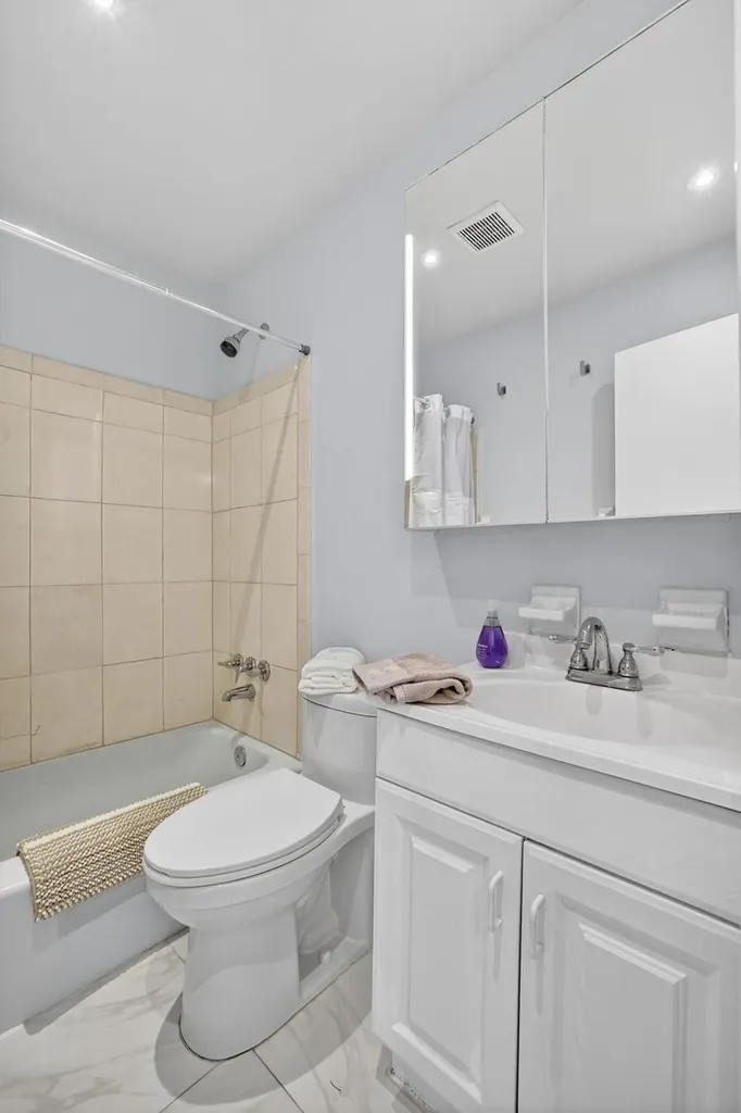 4051 NE 13th Avenue Oakland Park FL 33334