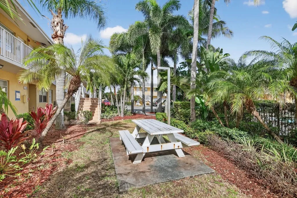 4051 NE 13th Avenue Oakland Park FL 33334