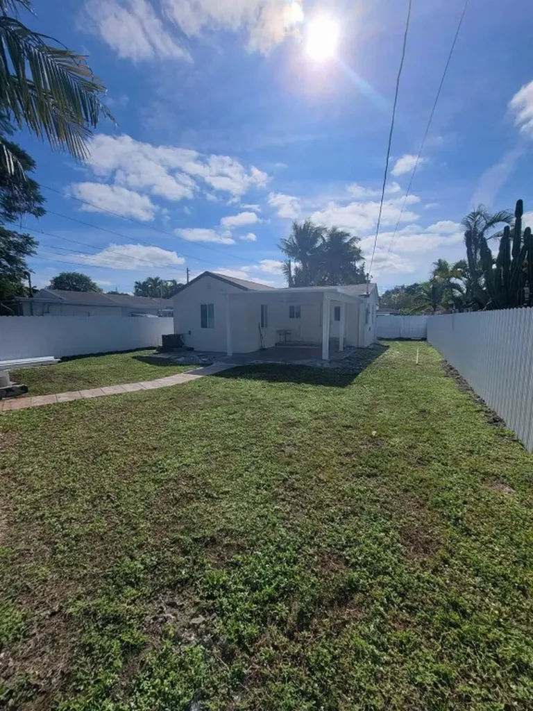 2207 Taft Street Hollywood FL 33020