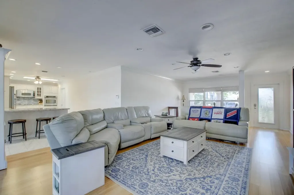 1920 Waters Edge Pompano Beach FL 33062