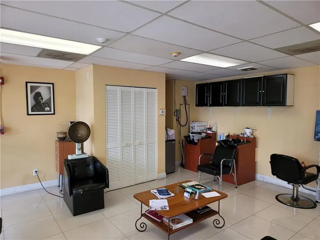 Road 7 Lauderdale Lakes FL 33319