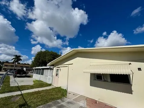 271 SW 11th Avenue Hallandale Beach FL 33009