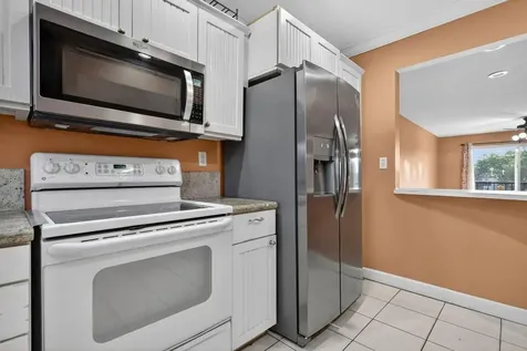 9410 N Hollybrook Lake Drive Pembroke Pines FL 33025
