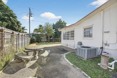 121 NW 77th Way Pembroke Pines FL 33024
